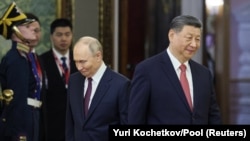 Președintele rus, Vladimir Putin, și președintele chinez, Xi Jinping, la Kremlin, pe 8 mai 2025.