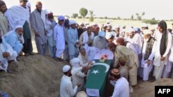 د پاکستان په لکي مروت کې د يو وژل شوي سرتېري مړی خاورو ته سپارل کېږي ــ پخوانی انځور