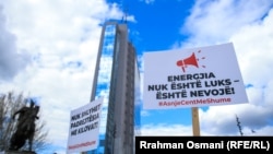 Fotografi e realizuar gjatë një proteste në Prishtinë kundër shtrenjtimit të rrymës. 