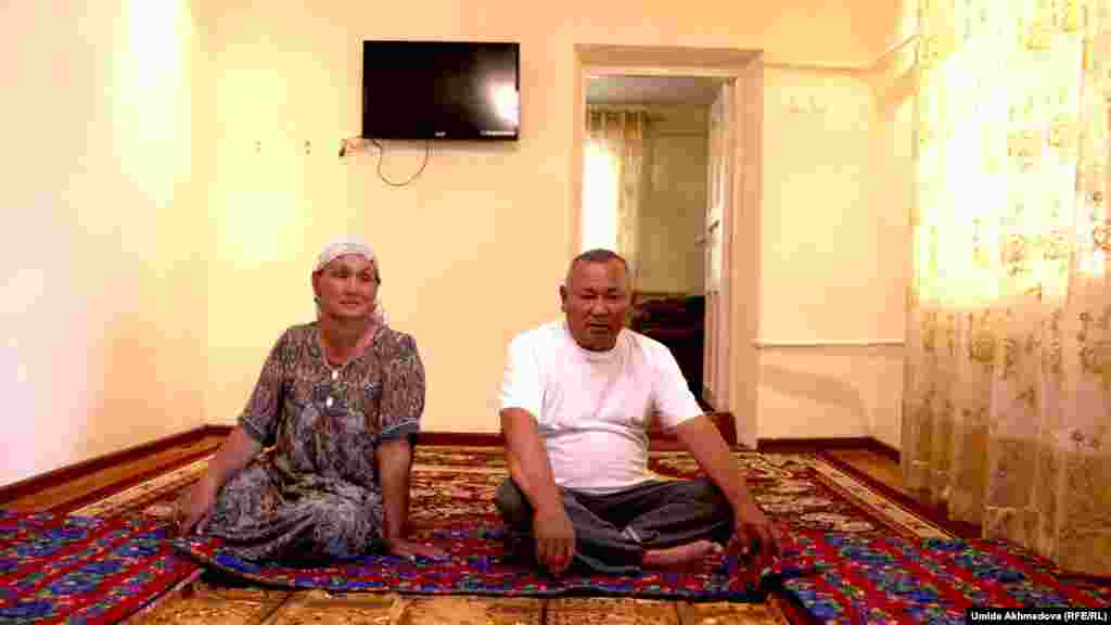 В первом ауле совхоза "Нур-ата" живут Мурзакат и Сагадат Юнусовы. "Здесь мы родились, здесь наша родина", &mdash; говорят они.