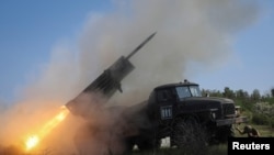 Ілюстраційне фото. Українські військові ведуть вогонь на Донеччині, червень 2025 року