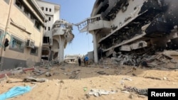 Ruinele spitalului Al Shifa, din Gaza City, în timpul unei inspecții OMS, la 6 aprilie. Amploarea distrugerilor israeliene din enclava palestiniană controlată de Hamas i-a făcut pe tot mai mulți aliați ai președintelui Biden să-i ceară o nouă politică față de Israel. 