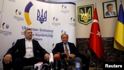 Заступники голови Меджлісу кримськотатарського народу Ахтем Чийгоз (ліворуч) та Ільмі Умеров під час прес-конференції в посольстві України в Туреччині. Анкара, 26 жовтня 2017 року 
