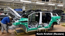 Жаңши провинциясында, Наньчан шаарында жайгашкан Jiangling Group Electric Vehicle заводунда электромобиль чогултулуп жатат.