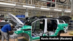 Производство электромобилей на заводе компании Jiangling Group Electric Vehicle (JMEV) в городе Наньчан в провинции Цзянси на юго-востоке КНР