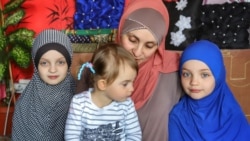 Гульзар Абдулкадирова з доньками