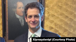 ენდრიუ პიკი პოლონეთის პრეზიდენტის წარმომადგენელთან შეხვედრაზე. 2025 წლის 15 აპრილი