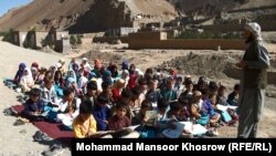 دانش‌آموزان مکتب ابتدایی اسلام‌آباد در فضای باز و زیر آفتاب سوزان درس می‌خوانند.
