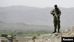 یو پوځي سرتېری په کوز جنوبي وزیرستان کې له غونډۍ څخه سیمه څاري - انځور له ارشیفه.