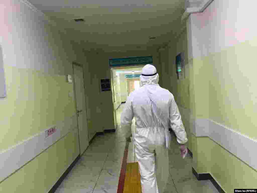 "Қызыл аймақтың" ішіне қарай өтіп, ұзын дәлізбен жүріп келе жатқанда еңсені басатын көңілсіздік сезіледі.