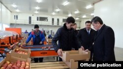 Президент Сооронбай Жээнбеков в торгово-логистическом центре «Агропродукт Азия». Январь 2019 года. 