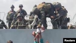 Evacuarea din Afganistan în imagini - Mii de oameni vor să fugă din calea talibanilor