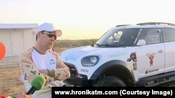 Президент Туркменистана Гурбангулы Бердымухамедов на фоне спортивного автомобиля 