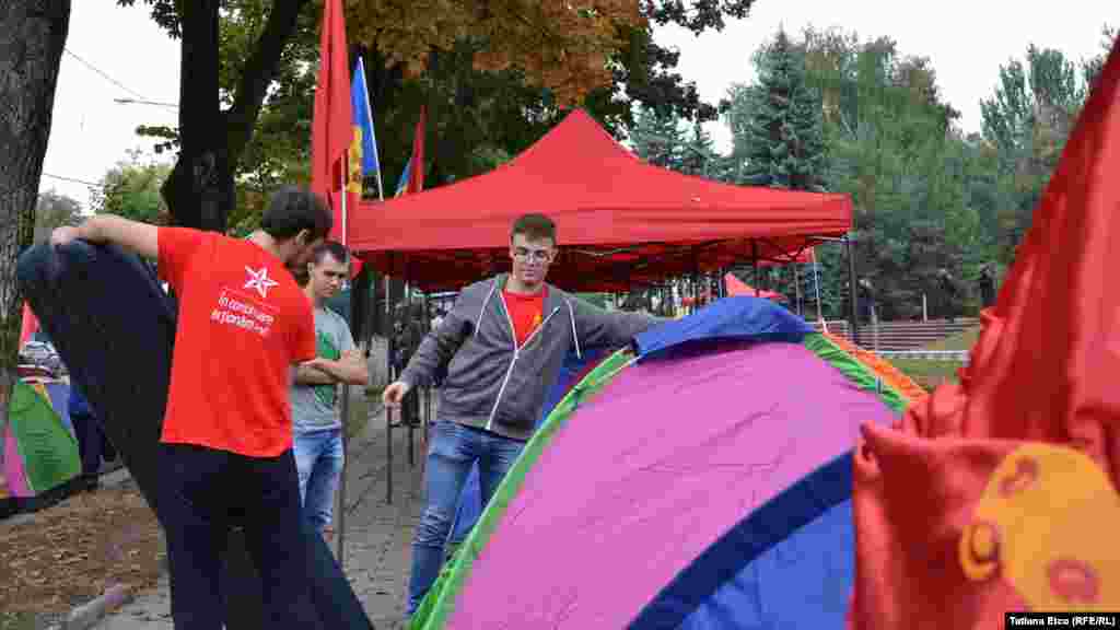 25 septembrie 2015. Partidul Socialiştilor, condus de Igor Dodon, şi formaţiunea lui Renato Usatâi îşi instalează corturile în faţa parlamentului
