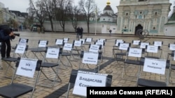 Kıyivde Sofiyivska meydanında "Boş kürsüler" aktsiyası. Nikolay Semenanıñ fotoresimi