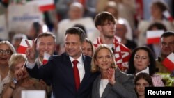 Candidatul proeuropean, Rafal Trzaskowski, alături de soția sa, la aflarea rezultatelor exit poll în urma primului tur de scrutin ale alegerilor prezidențiale poloneze din 18 mai 2025 