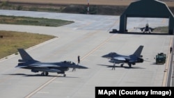 Trei aeronave F-16 Fighting Falcon cumpărate de România din Norvegia, au aterizat joi, 28 august, la Baza 86 Aeriană Borcea.