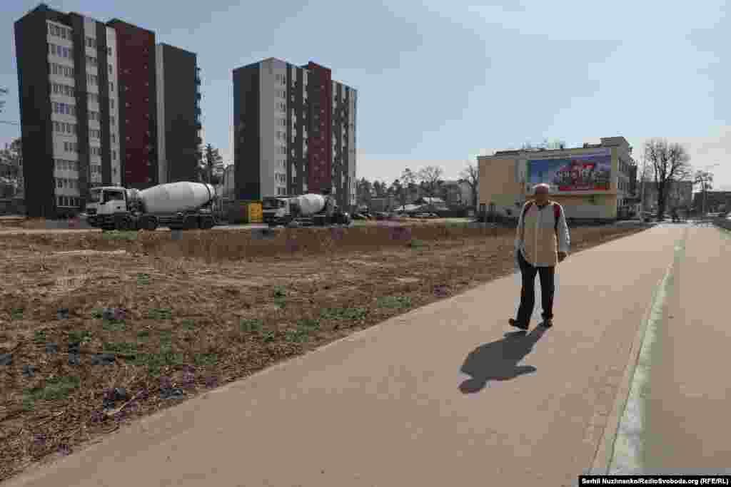 Пошкоджені житлові будинки на Гостомельському шосе, перед ними – знищена російська техніка. На фасаді першого будинку британський художник Бенксі пізніше зробив своє графіті.Потім ці будинки демонтували,. На їхньому місці – пустир. Роботу Бенксі перенесли на будинок поруч. Ліворуч фото від 7 квітня 2022, праворуч – березень 2025 року