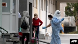 Medinsko osoblje ispred klinike za infektivne bolesti "Dr. Fran Mihaljević" u Zagrebu: 25. veljače 2020.