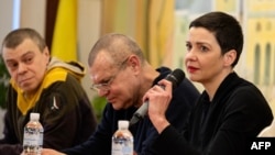 მარია კოლესნიკავა, ვიკტარ ბაბარიკა (ცენტრში) და ულაძ ლაბკოვიჩი - ბელორუსი პოლიტპატიმრები უკრაინაში დეპორტაციის შემდეგ. 2025 წლის 14 დეკემბერი