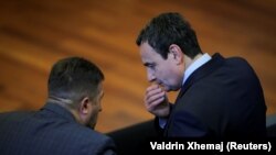 Kryeministri në detyrë i Kosovës, Albin Kurti, duke biseduar me një deputet të zgjedhur.