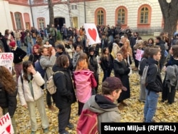 Studentët bllokojnë ndërtesën e Rektoratit të Universitetit në Beograd, 2 dhjetor 2024.