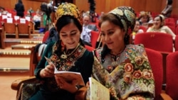 Lebapda we Maryda býujet işgärleriniň daşky keşbi barlanýar, "tebigy gözellik" propaganda edilýär