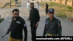 په بنو کې یوشمېر پولیسان د یوه برید ځای ته ورغلي دي - پخوانی انځور.