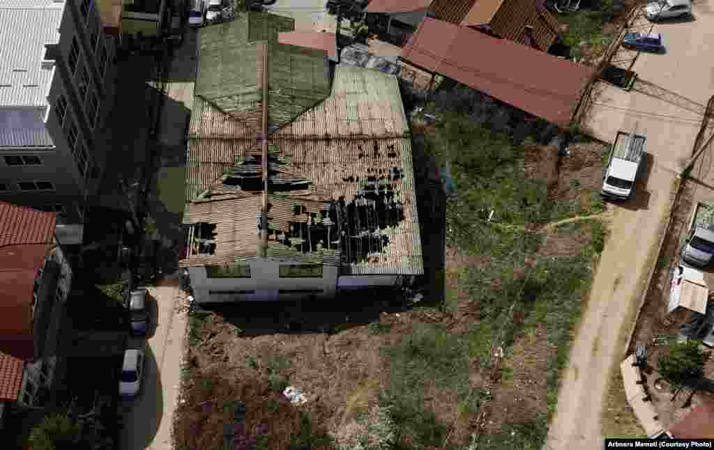 Në mesin e të vdekurve është edhe një zyrtar policor, i cili ishte pjesë e operacionit për të kryer kontrolle në klube nate dhe biznese hotelerie në disa lokacione të ndryshme në Maqedoninë e Veriut.