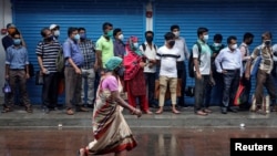 مردم در هند بخاطر ماسک پوشیده اند تا به ویروس کرونا مصاب نشود.