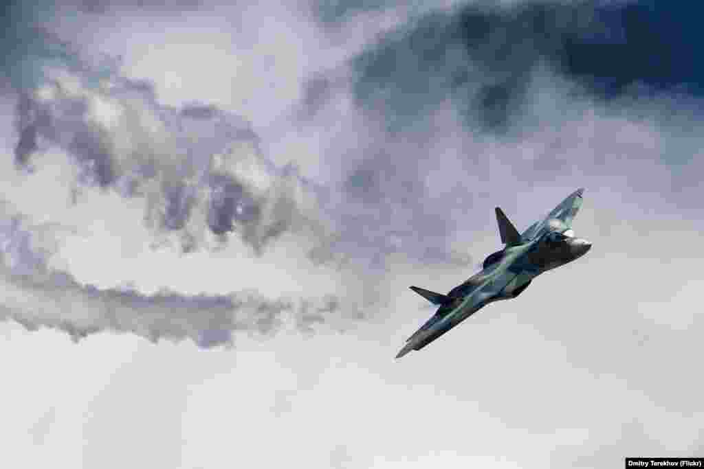 Российский Су-57 на авиасалоне. Самолет рекламировали как российское пятое поколение истребителей &ndash; и по технологии "невидимок", и по электронике, и по способности выполнять различные задачи на поле боя&nbsp;