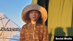 Он жаштагы Айрат Касымов медиктердин тамак-ашы үчүн багып аткан балапандарын берди. 