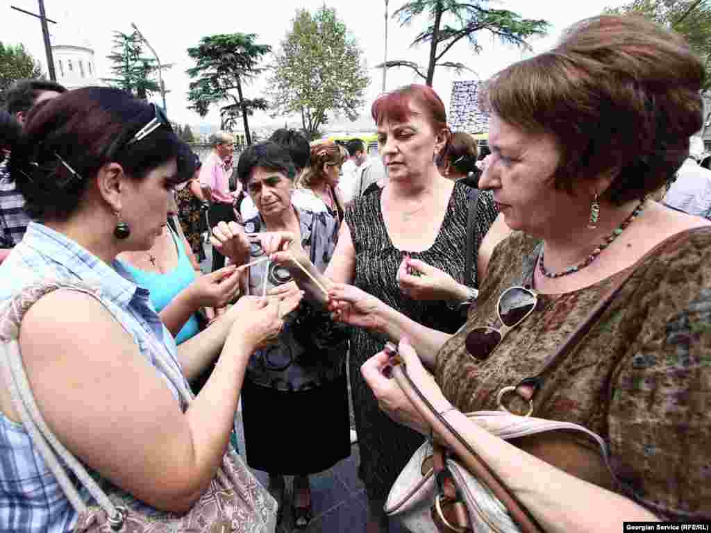 აქციის მონაწილეებმა დაღუპული მაღაროელებისათვის პატივის მისაგებად სანთლები დაანთეს. - ტყიბულის მაღაროში 27 აგვისტოს მომხდარი აფეთქების შედეგად დაღუპულთა რაოდენობა ოთხამდე გაიზარდა. ხუთშაბათს თბილისში, პარლამენტის შენობასთან, დაღუპულთა ხსოვნას მდუმარე აქციით მიაგეს პატივი საქართველოს პროფკავშირების წარმომადგენლებმა. მათ გააპროტესტეს კანონმდებლობა, რომელიც, მათივე შეფასებით, არ იცავს დასაქმებულთა უფლებებსა და უსაფრთხოებას.