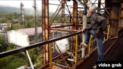 Inginerul mecanic Ioan Muntean privește de pe instalația înaltă de 33 de metri, dezafectată de mulți ani, peisajul dezolant al fostului combinat Viroment Victoria. Fost „Uzinele Ucea” în vremea lui Carol al II-lea, fost „Combinatul Chimic I.V.Stalin” la începutul comunismului. 