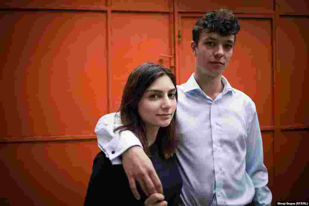  შაღიკ მატევოსიანი, 26 წლის სტუდენტი საქმროსთან, მატია ხიფიუნთან ერთად ბულგარეთი შაღიკი და მატია სომხეთში ჩავიდნენ აქ 1998 წლიდან მოყოლებული საპროტესტო აქციების შესახებ დოკუმენტური ფილმის გადასაღებად და დემონსტრაციების ცენტრში აღმოჩნდნენ. შაღიკი: "როგორც ადამიანისთვის, რომელიც საპროტესტო აქციებში 15 წლიდან არის ჩართული, ჩემთვის ეს რევოლუცია ძალიან მნიშვნელოვანი იყო, განსაკუთრებით იმიტომ, რომ გვქონოდა სამართლიანი დემოკრატია. სიმართლე გითხრათ, ვერც კი გამოვხატავ სიტყვებით, რამდენად მნიშვნელოვანია ეს ჩემთვის."