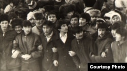 Мәскеудің шешіміне наразылық білдіріп, Алматының орталық алаңына бейбіт шеруге шыққан қазақ жастары. 17 желтоқсан 1986 жыл. Орталық мемлекеттік архив қорындағы сурет.  