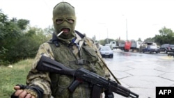 Пророссийский боевик у контрольно-пропускного пункта на дороге к Донецкому аэропорту, сентябрь 2014 года (иллюстративное фото)
