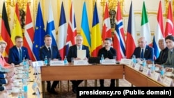 Premierul britanic Keir Starmer prezidând reuniunea de urgență din ianuarie de la Londra, avându-l în dreapta pe președintele Franței, Emmanuel Macron, iar în stânga pe președintele Ucrainei, Volodimir Zelenski. Președintele interimar al României se află în stânga lui Zelenski.