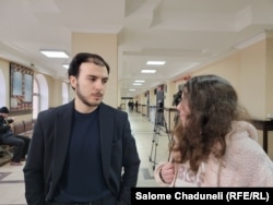 ანტონ ჩეჩინის ცოლი, მანანა სამხარაძე და ადვოკატი, გიორგი ჩხაიძე