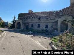 Пострадавшее от обстрелов здание на территории монастыря