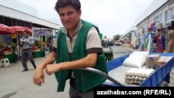 "Gündogar" bazarynyň işgäri. Arhiw suraty 