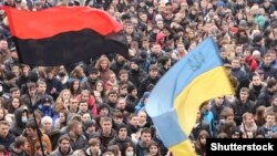Синьо-жовтий і червоно-чорний прапори на мітингу проти російської агресії в Івано-Франківську, лютий 2014 року
