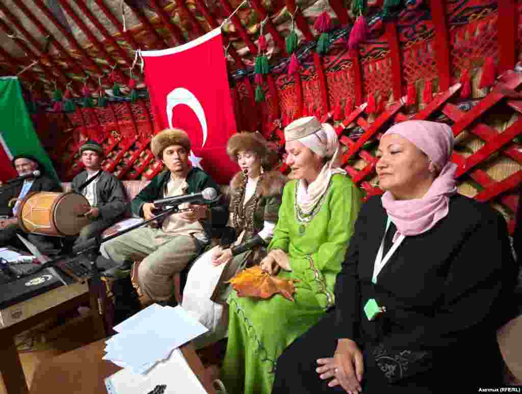 "Алпар" борынгы музыка уен коралларын булдыра, алар белән халыкны таныштыра.