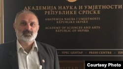 Ćirilica je bila suptilno progonjena, tako što je mistifikovana kao retrogradna, nacionalistička i tako dalje: Miodrag Kojić