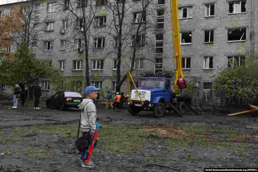 Дитина стоїть у дворі свого будинку, пошкодженого внаслідок російського обстрілу Києва. Жовтень 2025 рокуРосія не припиняє завдавати ударів по цивільній та енергетичній інфраструктурі Україні, наражаючи дітей на ризик загинути, отримати поранення, втратити батьків та рідних, жити без тепла і електроенергії. Наступ російських військ та безперервні обстріли прифронтових територій позбавляють дітей будь-якої можливості жити на своїй землі і у своїх домівках, вчитися і отримувати медичну допомогу. Ті українські діти, які потрапили під російську окупацію, живуть в умовах ідеологічного і психологічного тиску, насильницької зміни ідентичності, ризику стати жертвою насилля окупантів. 