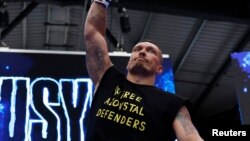 Александр Усик во время тренировки в футболке с надписью «Освободите защитников Азовстали». Лондон, Великобритания, 16 июля 2025 года