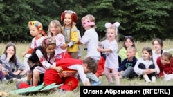 Діти з наймолодшого пластового осередку «Пташата» у Бельгії ставлять виставу «Ріпка» під час таборування на Франкополі, Бельгія, 12 липня 2025 року