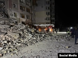 Наслідки удару КАБом по житловому будинку у Херсоні, лютий 2025 року