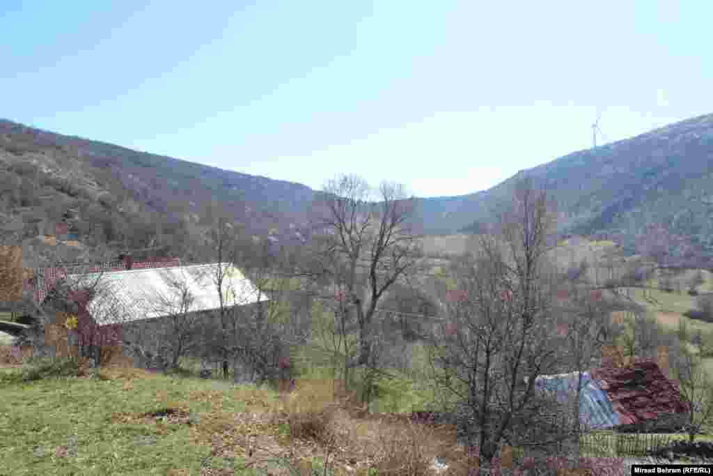 Panorama sela Dobrč, pored kojeg se nalazi jedna od osam nekropola stećaka na platou Podveležja.