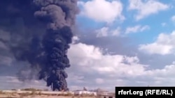 Густой дым поднимается над горящей нефтебазой в Феодосии. Архивное фото
